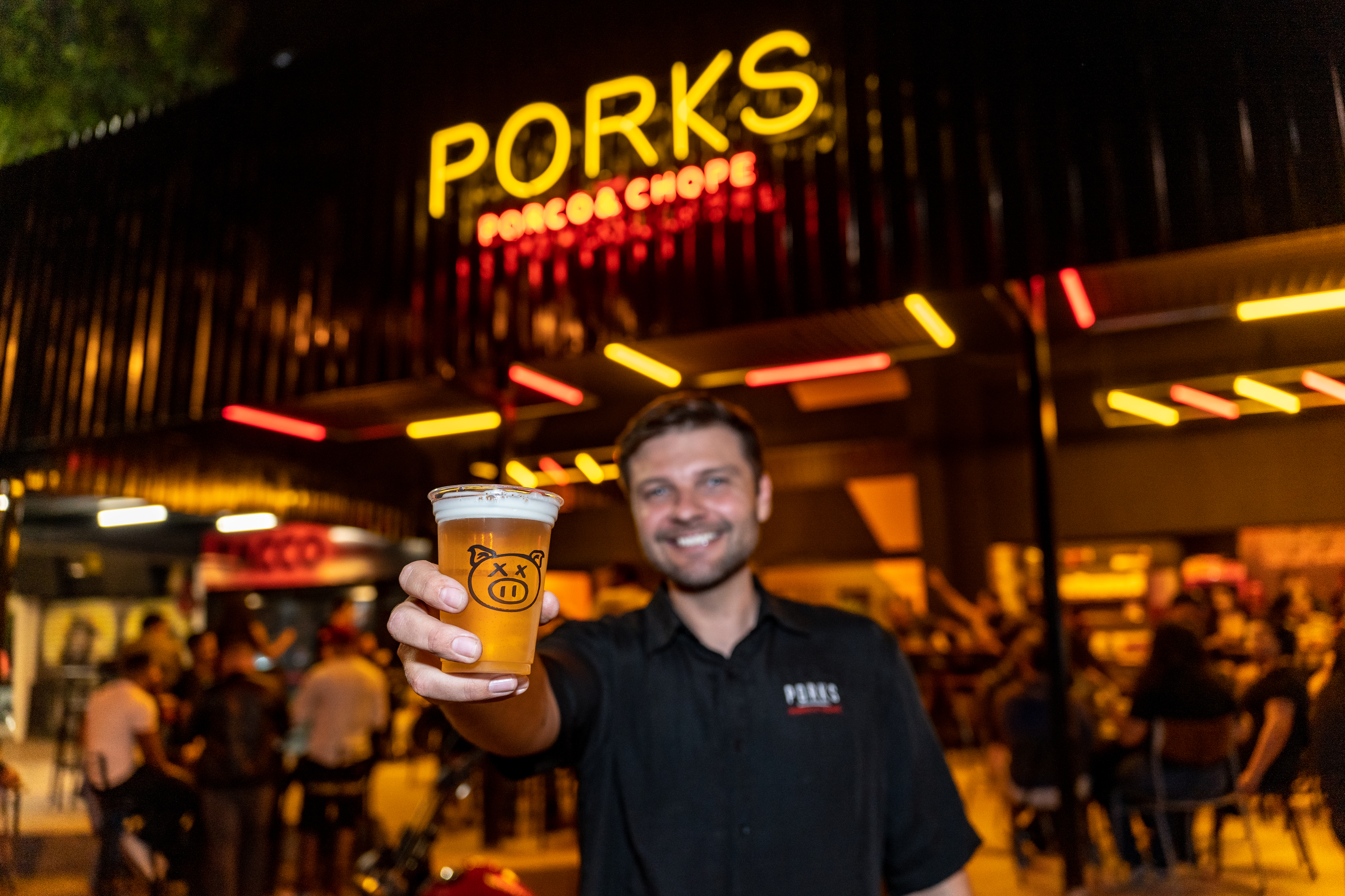 Fachada Porks Brasil com letreiro neon